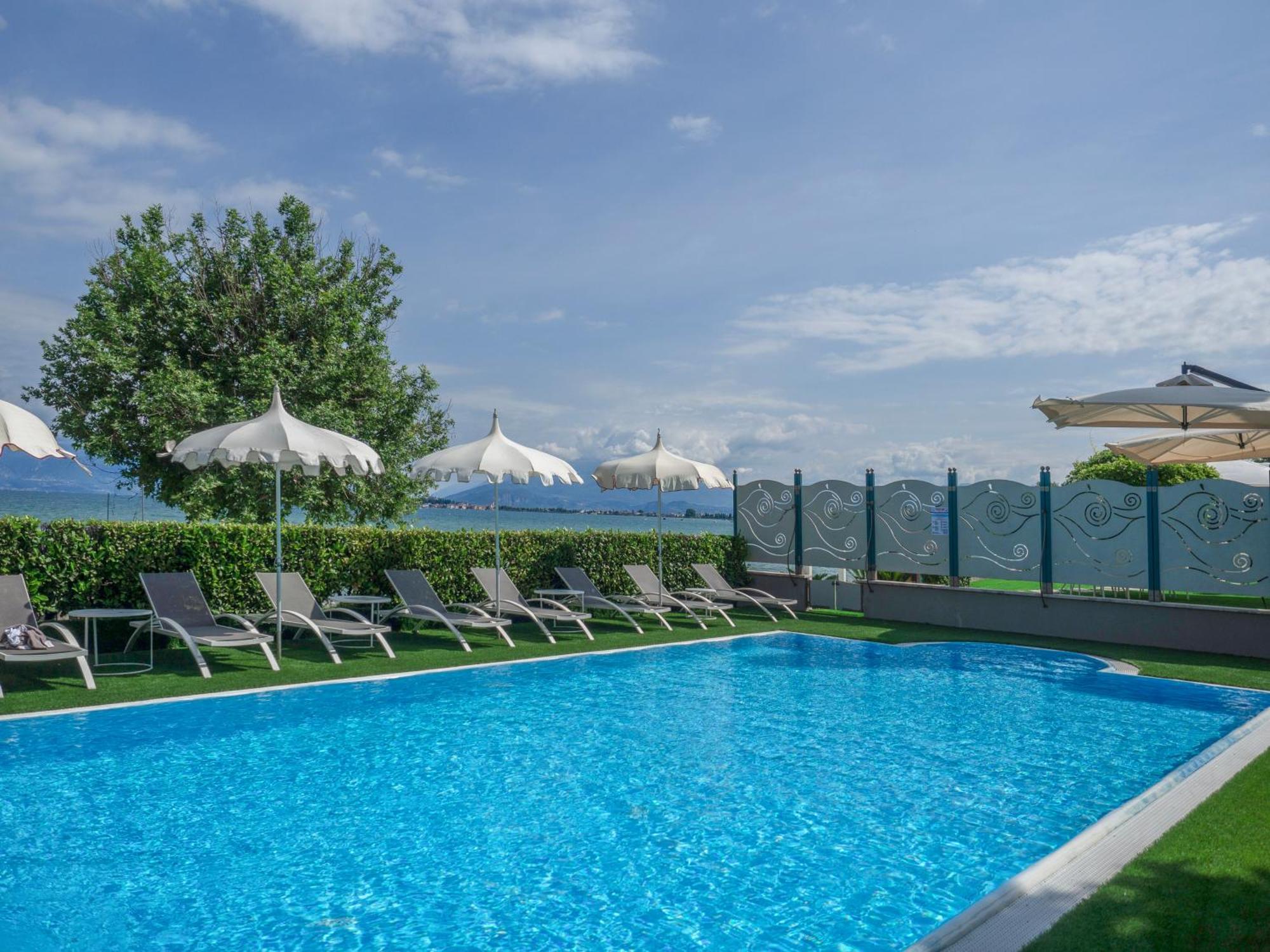 Hotel Aquila D'Oro Desenzano Desenzano del Garda Luaran gambar