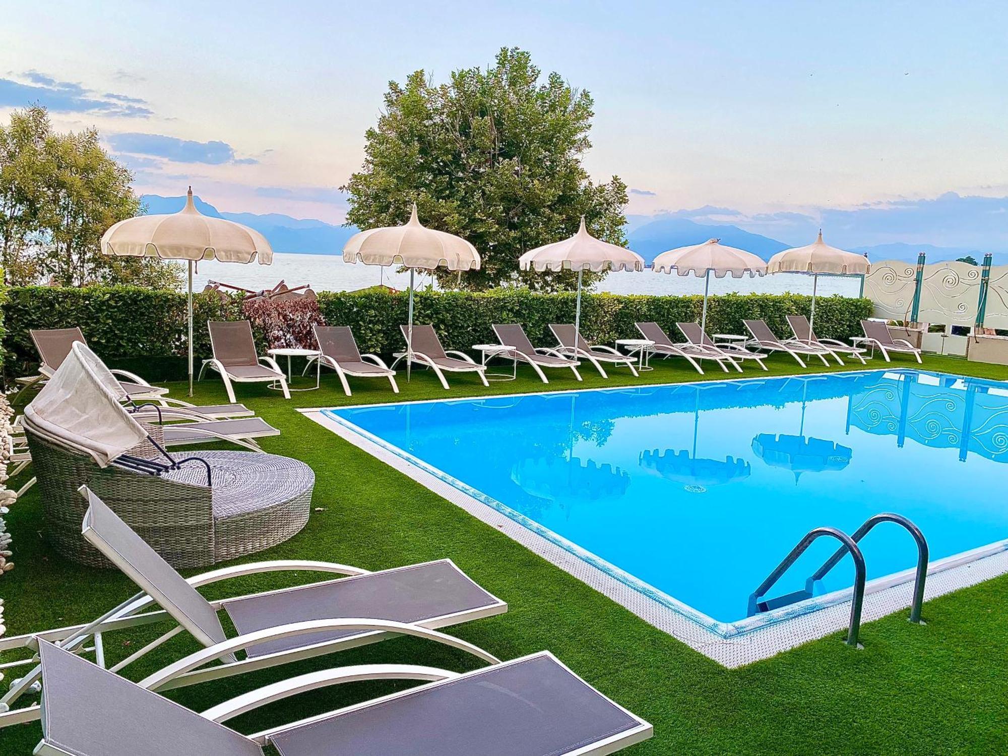 Hotel Aquila D'Oro Desenzano Desenzano del Garda Luaran gambar