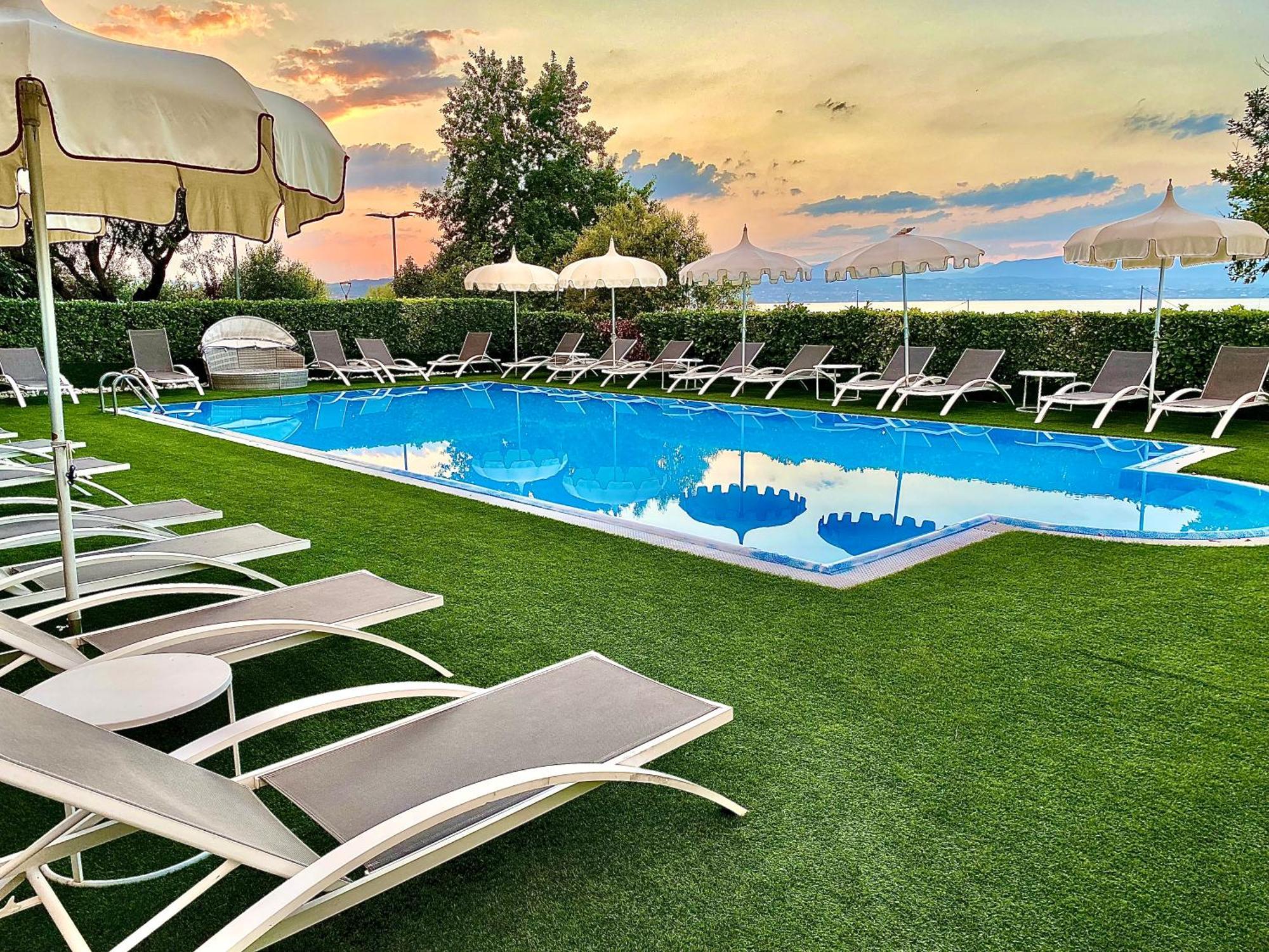 Hotel Aquila D'Oro Desenzano Desenzano del Garda Luaran gambar