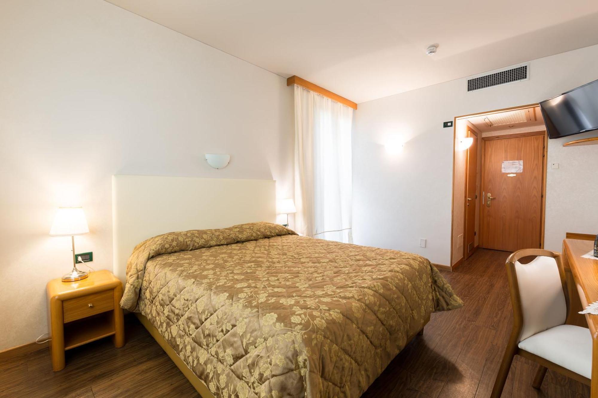 Hotel Aquila D'Oro Desenzano Desenzano del Garda Luaran gambar