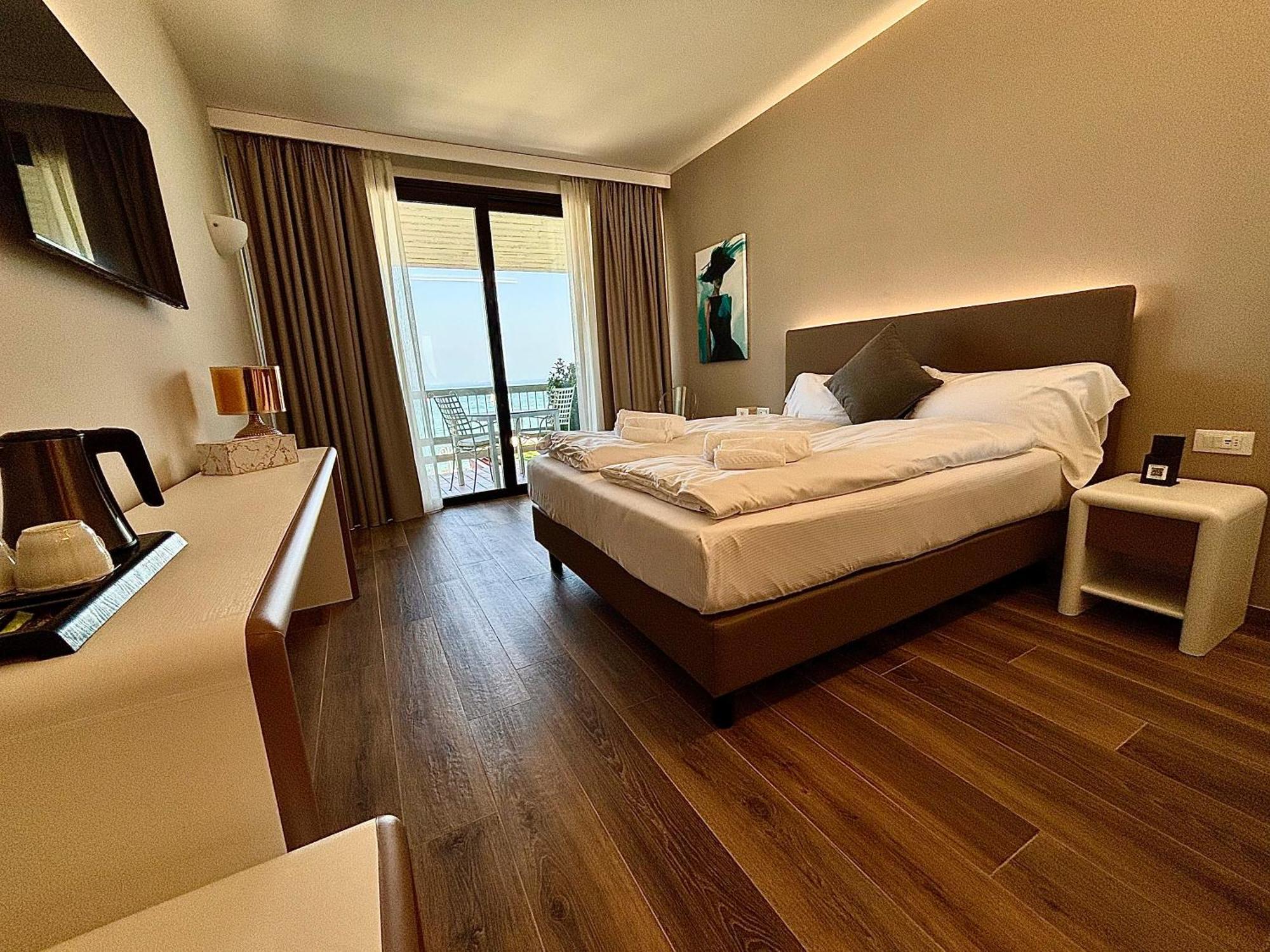 Hotel Aquila D'Oro Desenzano Desenzano del Garda Luaran gambar
