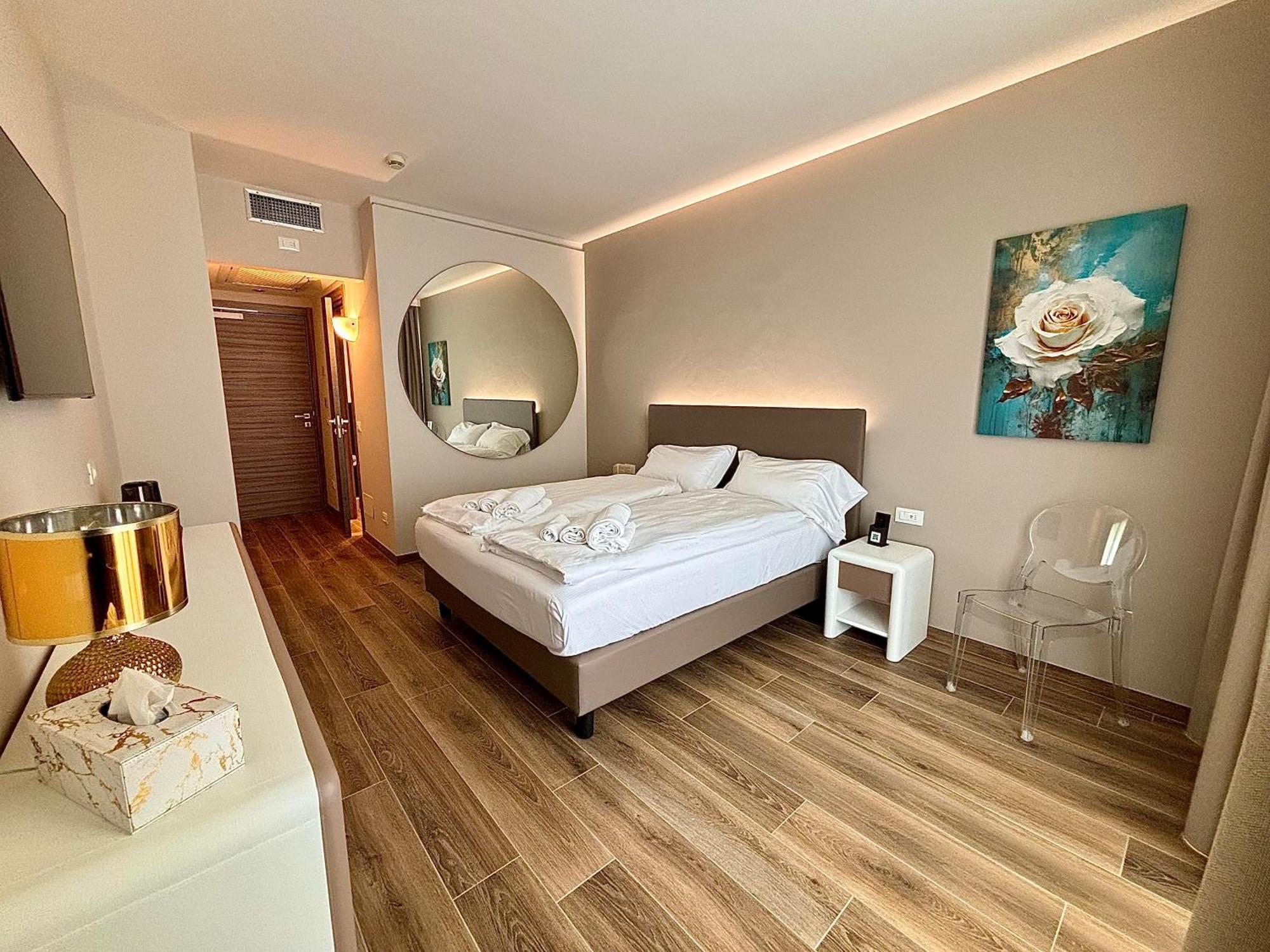 Hotel Aquila D'Oro Desenzano Desenzano del Garda Luaran gambar